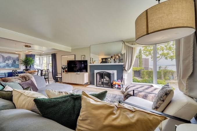 1 Block to Lake Washington: Family Gem w/ Hot Tub!, Hotel in Columbia City