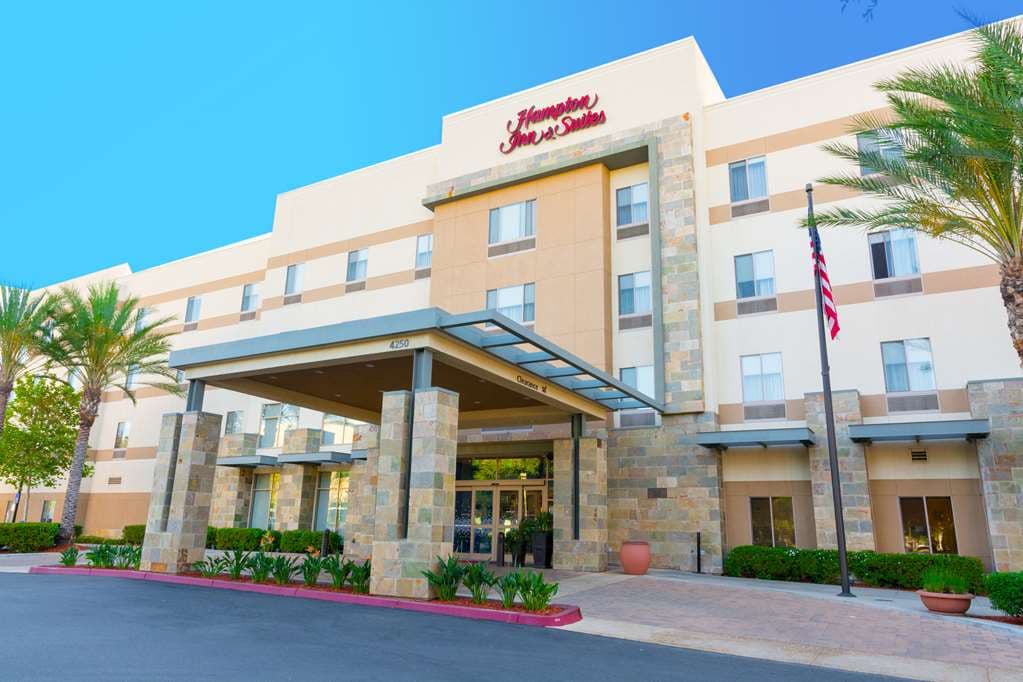 Hampton Inn & Suites Riverside/Corona East, Hotel in Home Gardens
