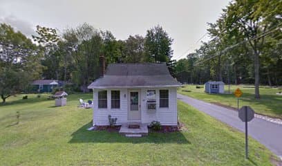 French Country Lake Cottage w/ Fire Pit | Kayaks | Washer/Dryer | PetsOK, Hotel in Coventry Lake