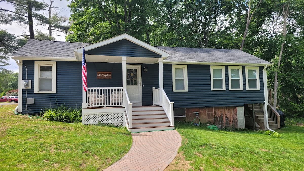 The Bungalow at Eagleville Lake, Hotel in South Coventry