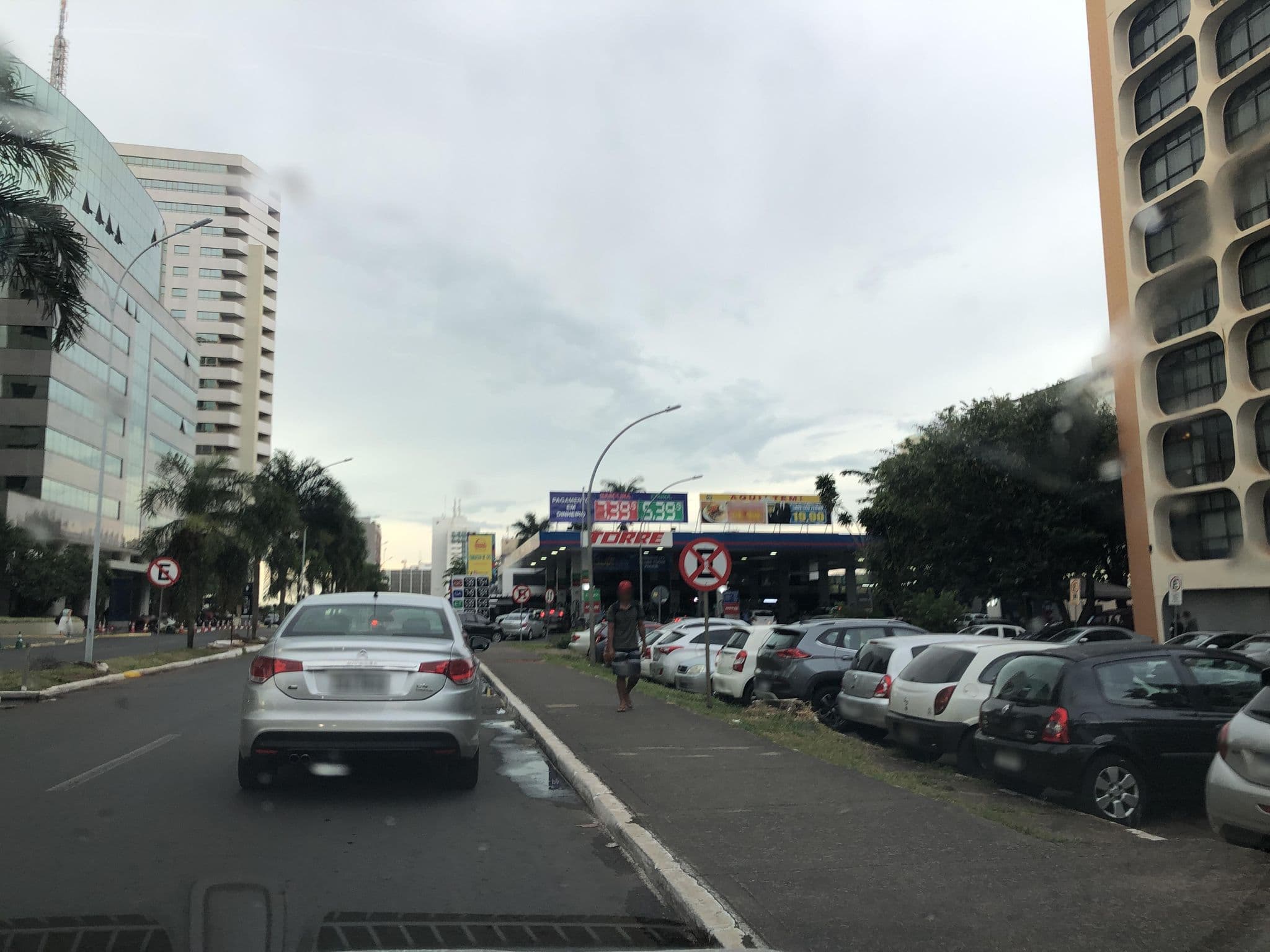 Street view near Phenícia Hotel, Plano Piloto — © alantiagofelipe (CC BY-SA · Mapillary)
