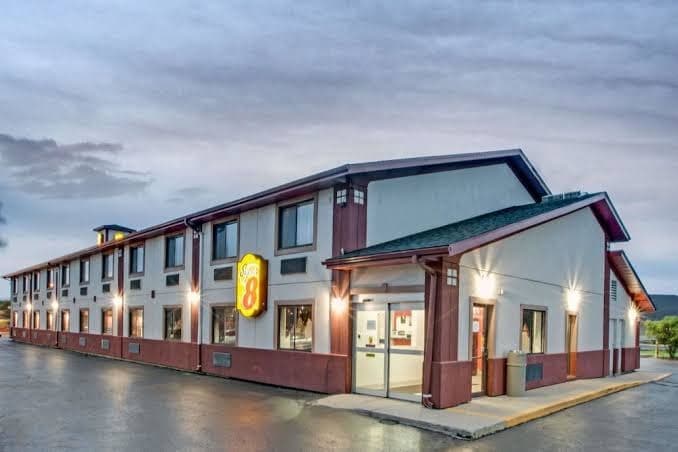 Super 8 by Wyndham Crystal Lake, Hotel in Crystal Lake