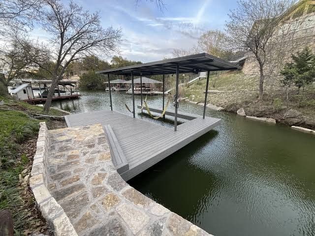 Lakeside Treetop Cottage: Boat Dock & Hot Tub, Holiday Home in DeCordova