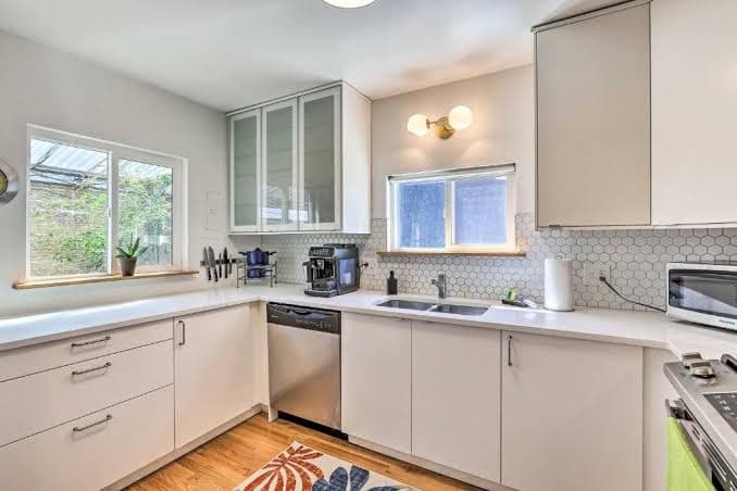 Furnished Patio Enchanting Denver Cottage! - Apartment, Holiday Home in Denver
