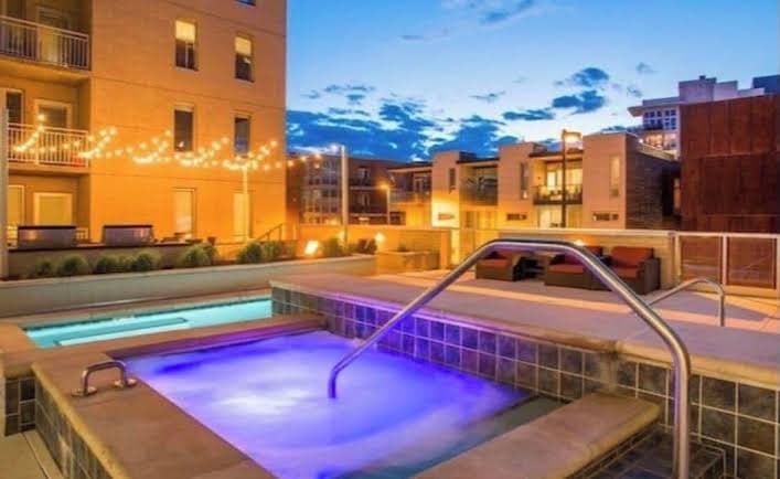Denver 1BR Apt with Amazing balcony views pool, jacuzzi and fitness center, Hotel in Denver
