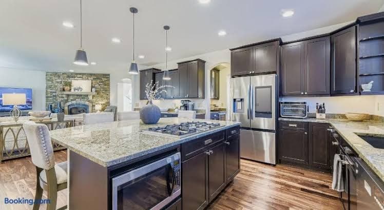 6BR Luxury Denver Retreat-Sleeps -14 - 7 Baths - Entire Place, Holiday Home in Englewood