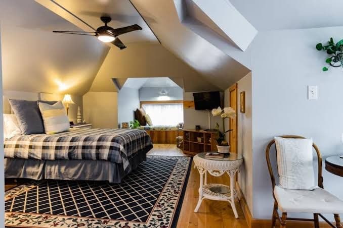 A Hidden Gem Bed and Breakfast - Deluxe Queen Studio, Bed & Breakfast in Detroit