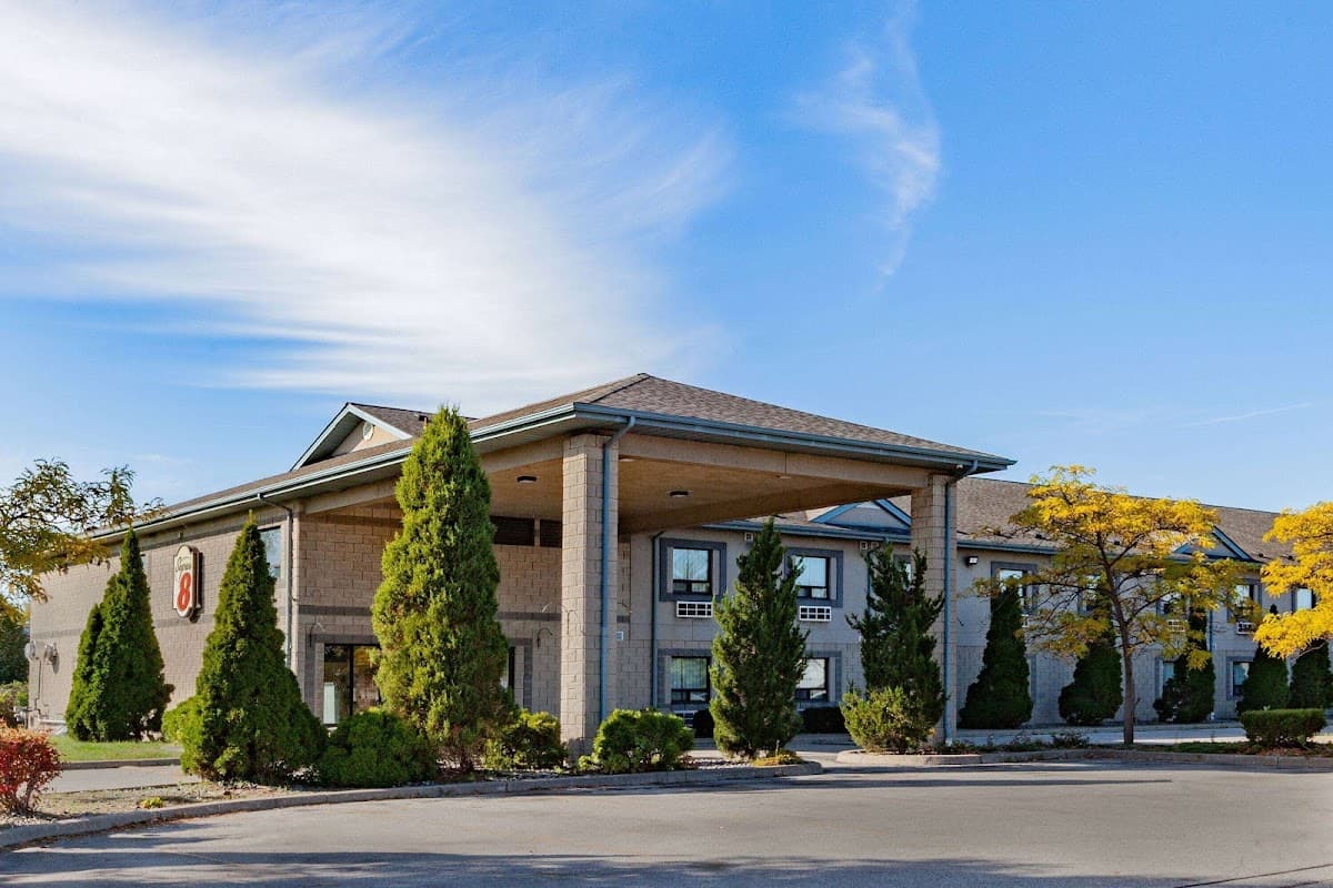 Super 8 by Wyndham Ambassador Bridge Windsor ON, Hotel in Detroit