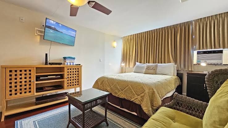 Waikiki Grand Hotel 605—Queen-Bed Beachy Studio 𓂃𓂃 ོ⋆︎𓂃𓂃2 Guests, Hotel in Diamond Head / Kapahulu / Saint Louis Heights