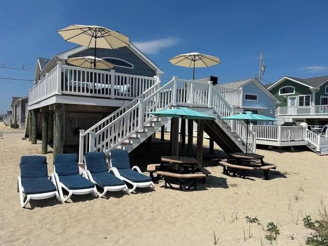 Ocean Front Beach House - Steps to Beach - Hot Tub, Deck, Badges, 3BR, 2Bath, AC, Hotel in Dover Beaches North