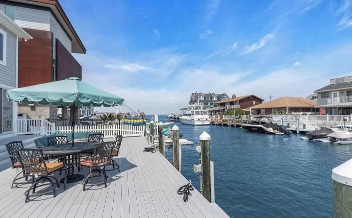 Bayfront Luxury Home with Hot Tub, Sleeps 16+, Hotel in Dover Beaches North