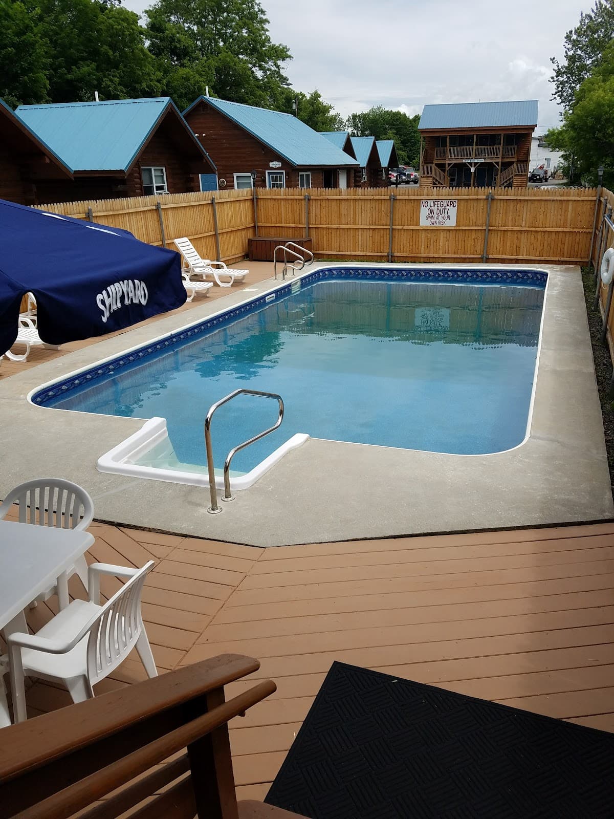 Bear's Den Restaurant & Tavern / Log Cabin Motel, Hotel in Dover-Foxcroft
