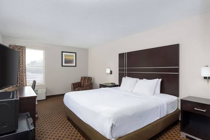 4 Separate Hotel Bedrooms with 2 Queen Beds in each room with attached bathroom, Hotel in East Brainerd