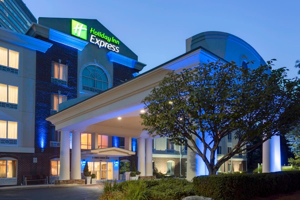 Holiday Inn Express & Suites Tower Center New Brunswick by IHG, Hotel in Piscataway