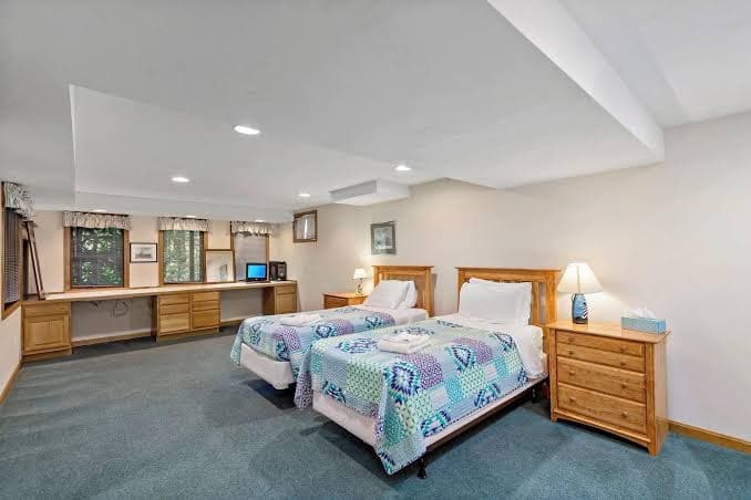 New 2025 Chatham Hideaway - Peaceful Woodland Overlooking Minister's Pond, Hotel in East Harwich