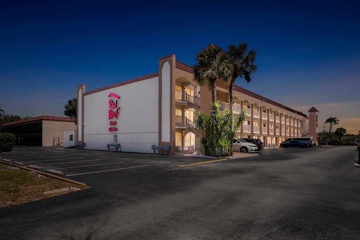 Red Roof PLUS+ & Suites Naples Downtown-5th Ave S, Hotel in East Naples
