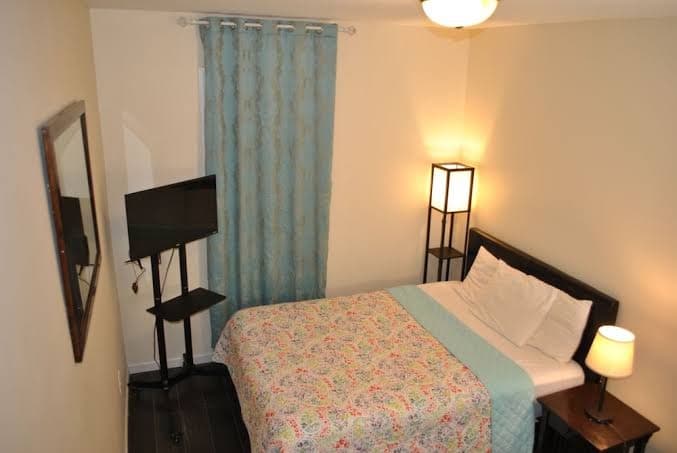 Motel Casa Downtown Guest House - Comfort Room, 1 Queen Bed, Motel in Newark