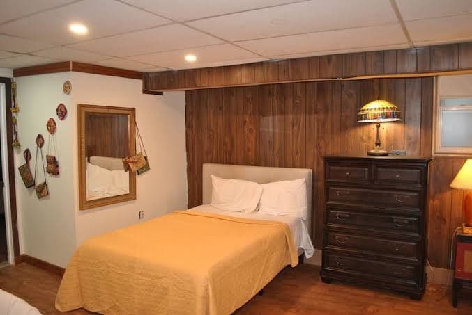 Motel House - Design Room, Motel in Newark