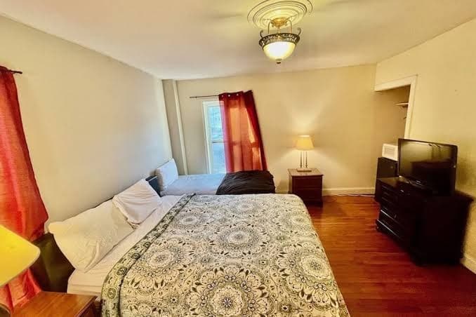 Motel House - Design Room, Motel in Newark