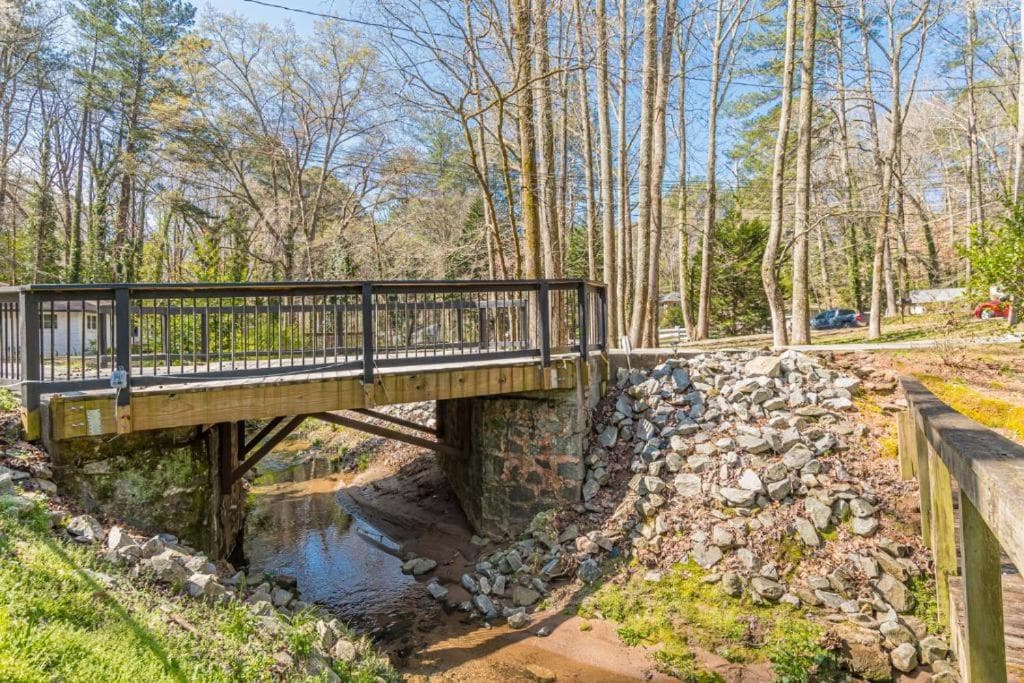 The Sweet Creek Luxurious Villas, Hotel in East Point