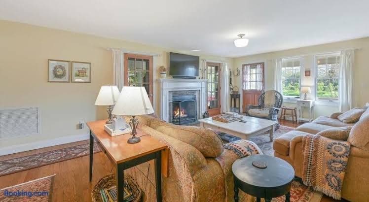 Gorgeous Hamptons Farmhouse - Get the Beach without the Traffic! - Entire Place, Hotel in East Quogue