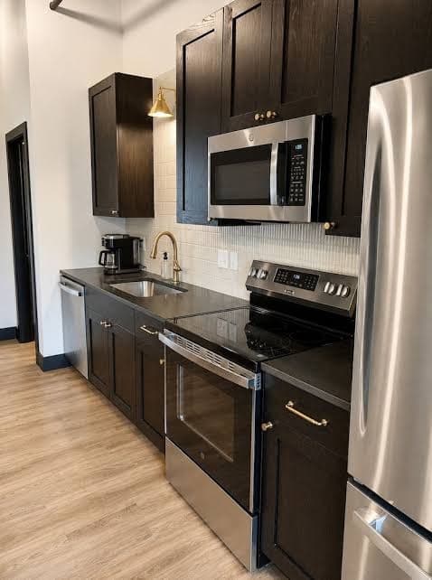 Brick & Bed - Hotel-style Riverfront Loft, Hotel in St. Louis