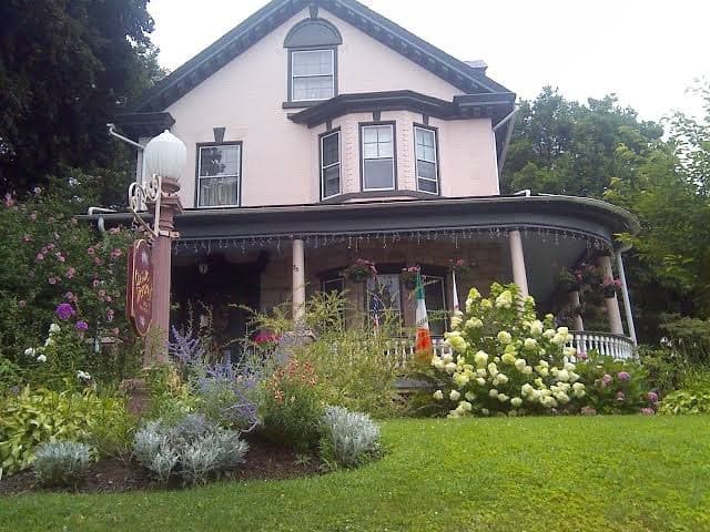 Classic Victorian Estate Inn, Bed & Breakfast in Nazareth