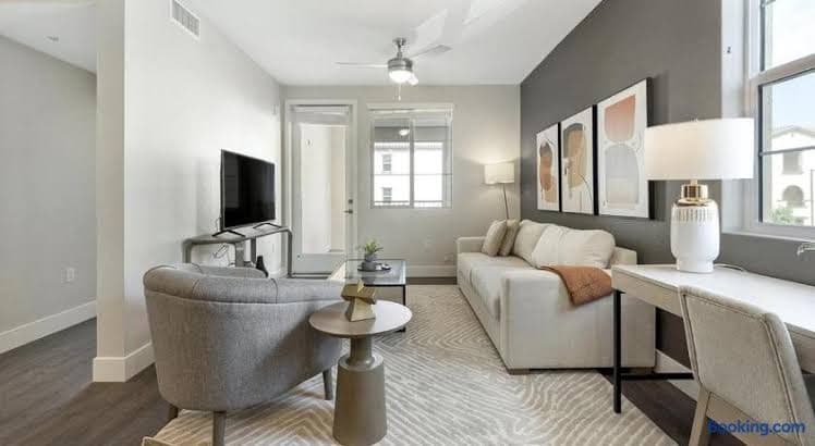 Landing Modern Apartment with Amazing Amenities (ID1018X984) - Entire Place, Hotel in Eastvale