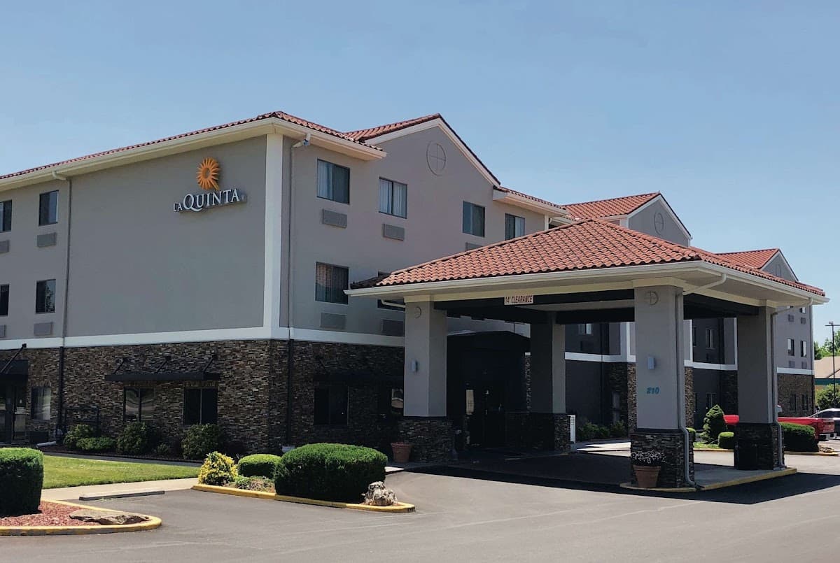 La Quinta Inn & Suites by Wyndham Elizabethtown, Hotel in Elizabethtown