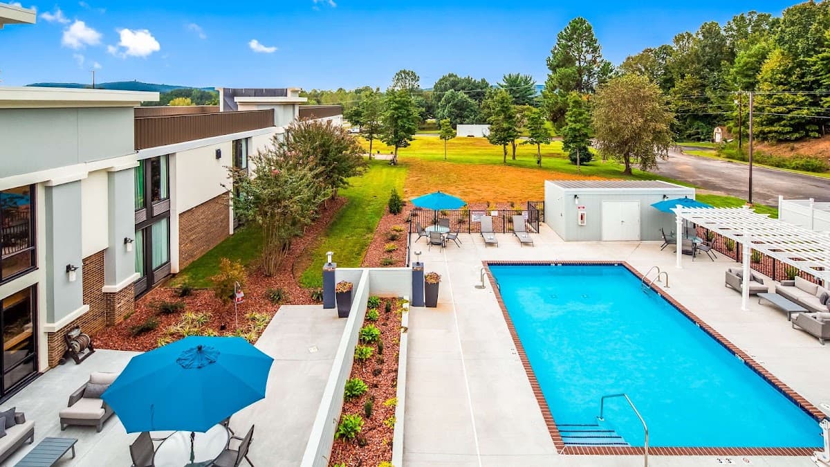 Best Western Plus Yadkin Valley Inn & Suites, Hotel in Jonesville