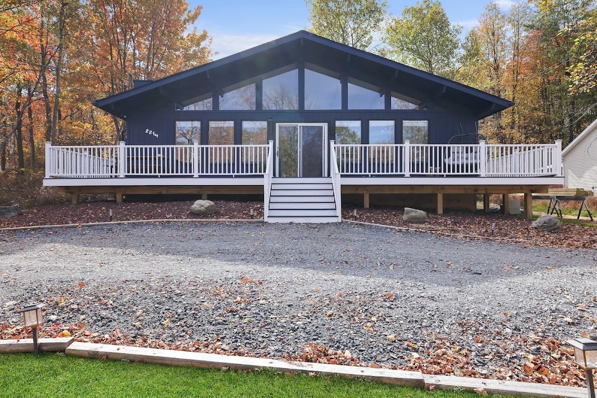 The Cozy Blue Chalet, Hotel in Emerald Lakes