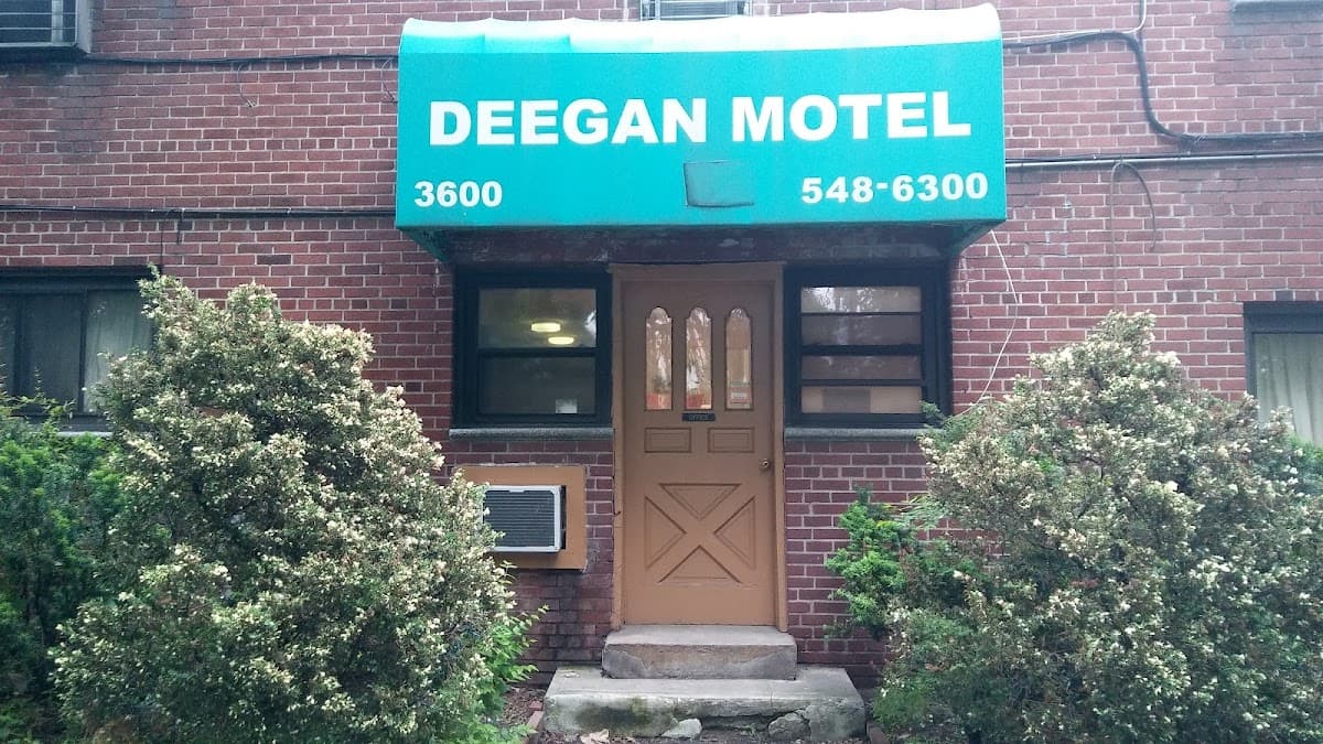 Deegan, Hotel in Kings Bridge