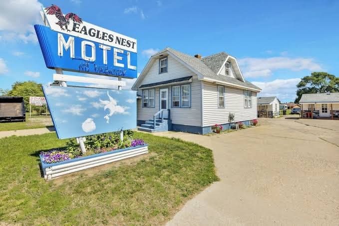 Escanaba Motel Queen Bed with WiFi, cable and Parking, Motel in Escanaba