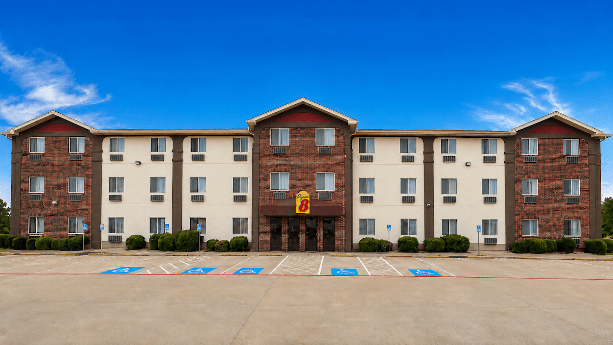Super 8 by Wyndham Irving DFW Airport/South, Hotel in Irving