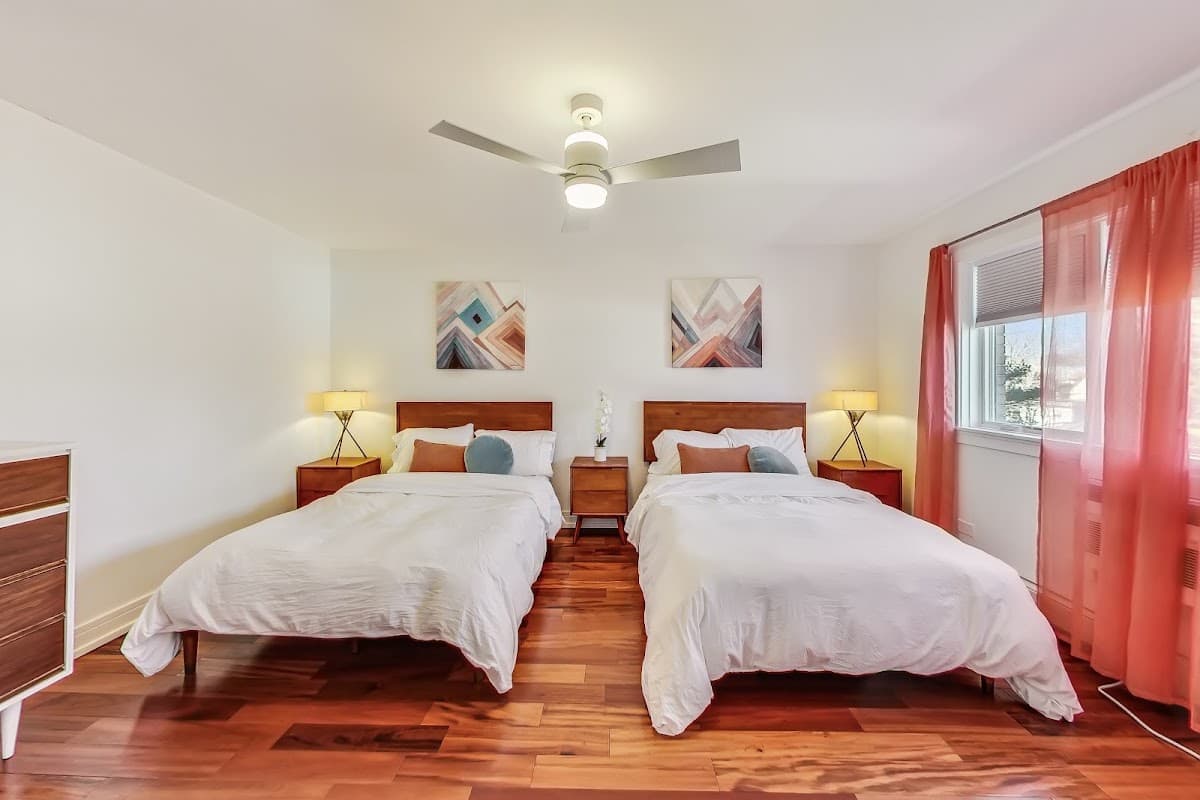 Oakton St Inn, Oakton Oasis & Greenhouse Inn, Short & Mid term Rentals Evanston, Hotel in Evanston