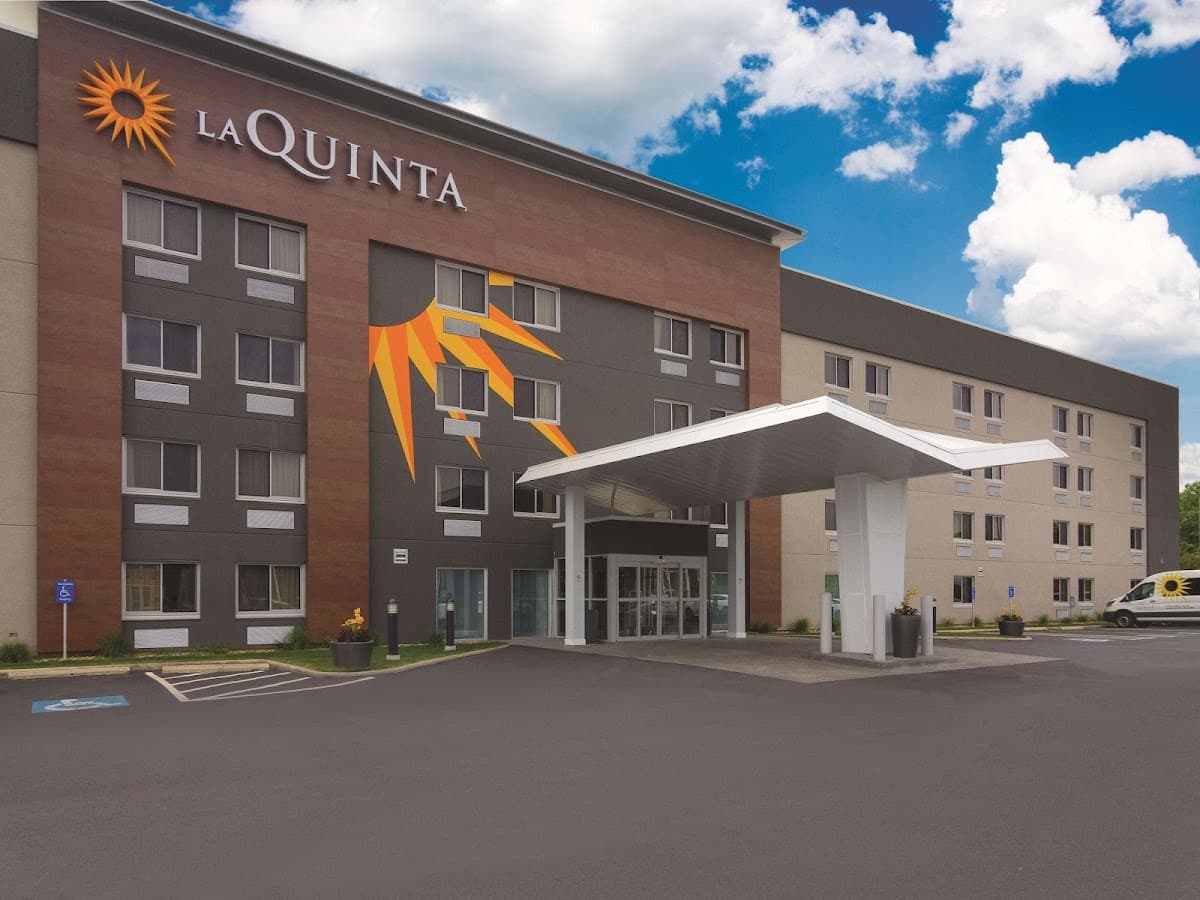 La Quinta Inn & Suites by Wyndham Cleveland - Airport North, Hotel in Brook Park