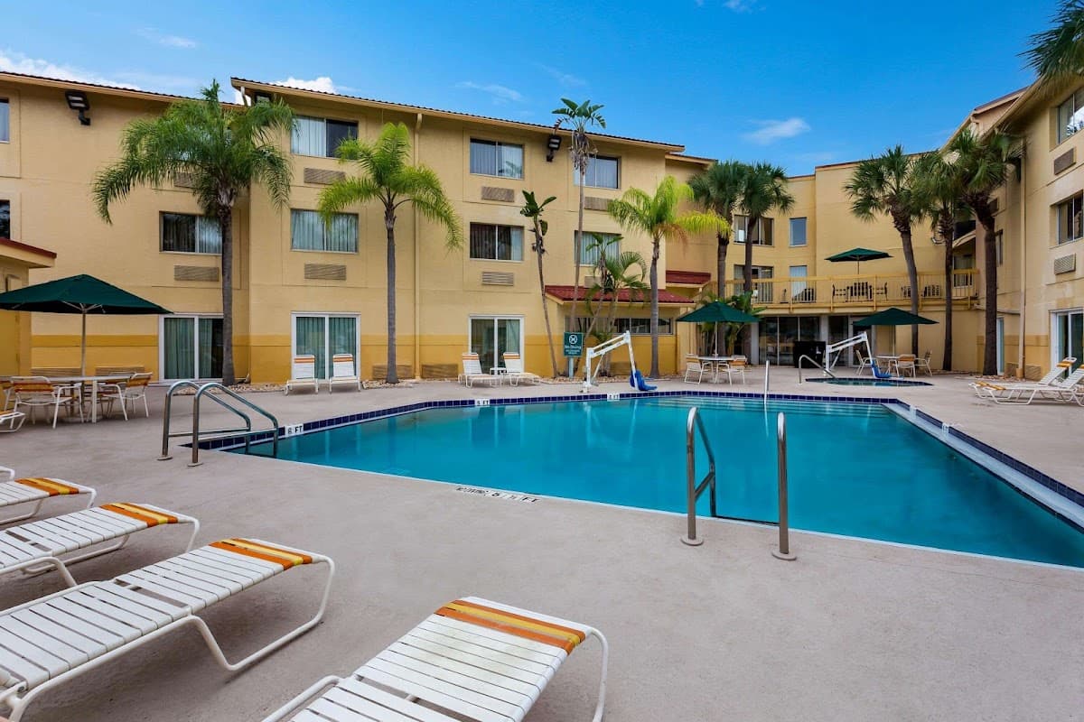 La Quinta Inn & Suites by Wyndham St. Pete-Clearwater Airpt, Hotel in Feather Sound