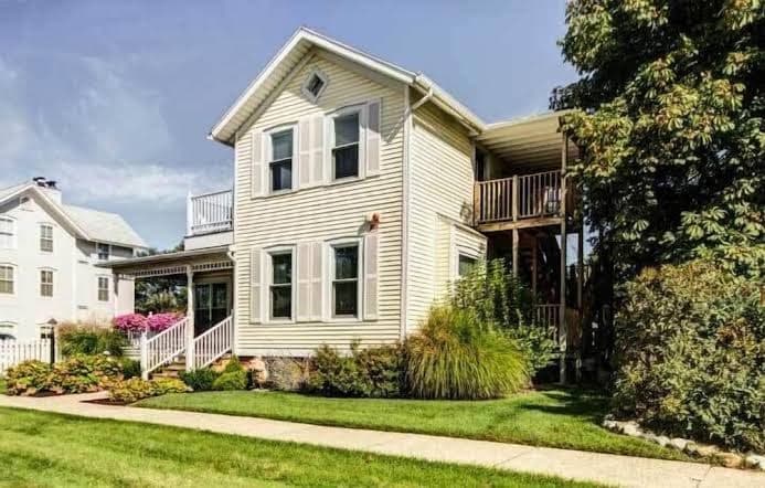 Captains Cottage Suites, Holiday Home in Grand Haven
