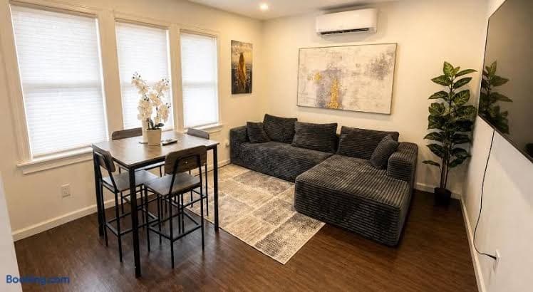 Cozy 2-bedroom with jacuzzi tub in perfect Queens with AC near JFK - Entire Place, Hotel in Bellerose Terrace