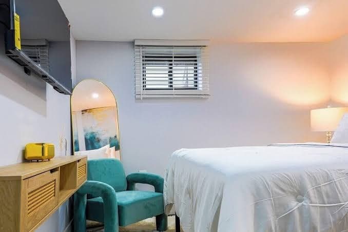 The Hideaway Suite - Spacious 3 bedroom Near JFK, Hotel in Bellerose Terrace