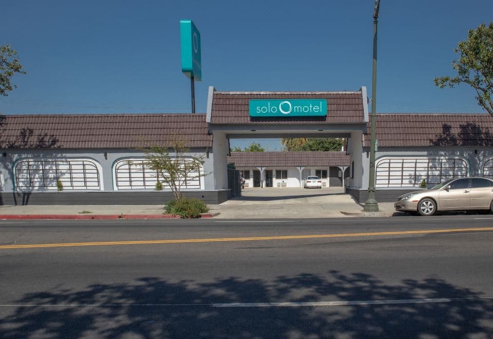 Solo Motel - Firestone, Hotel in Walnut Park