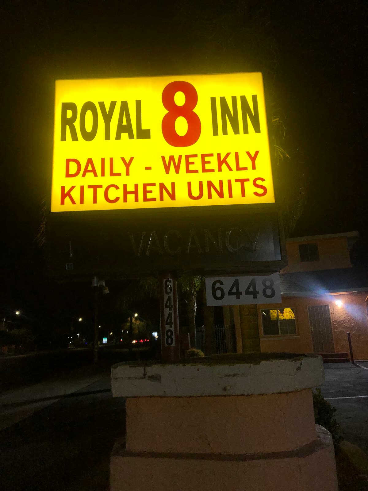 Royal 8 Motel, Motel in Parkway