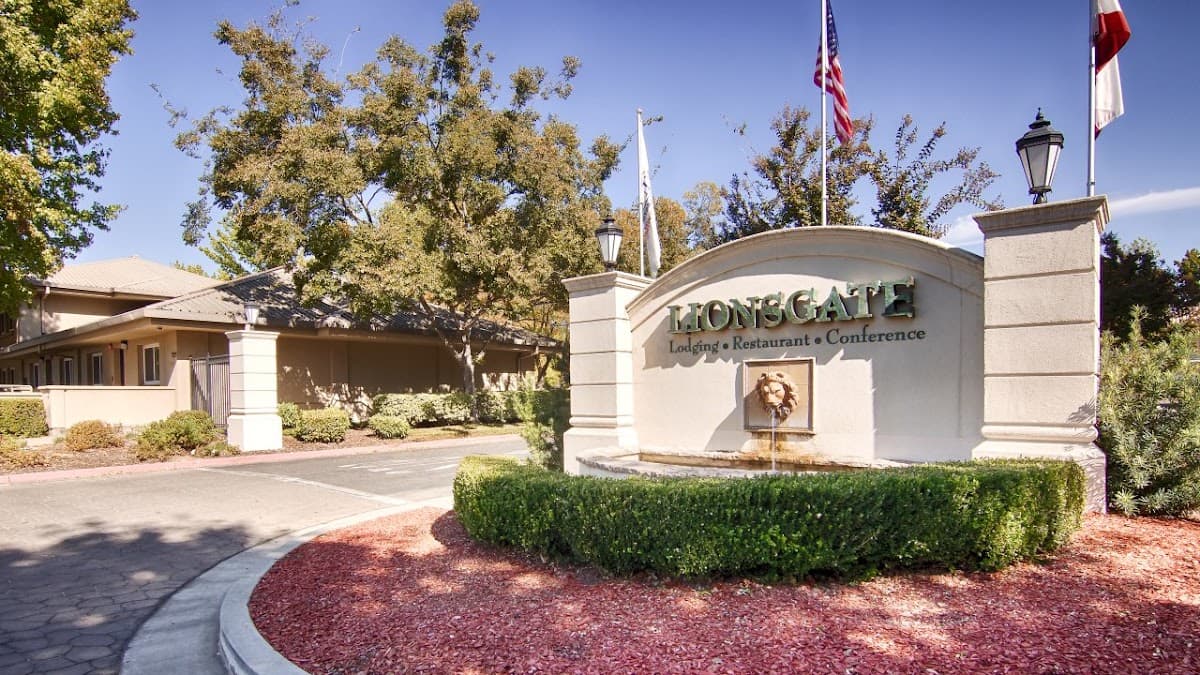 Lions Gate Hotel, Hotel in North Highlands