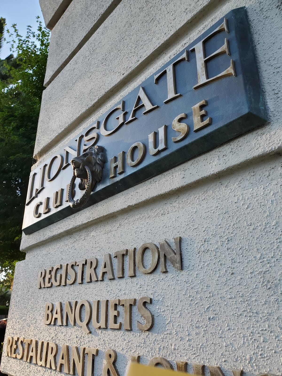 Lions Gate Hotel, Hotel in North Highlands