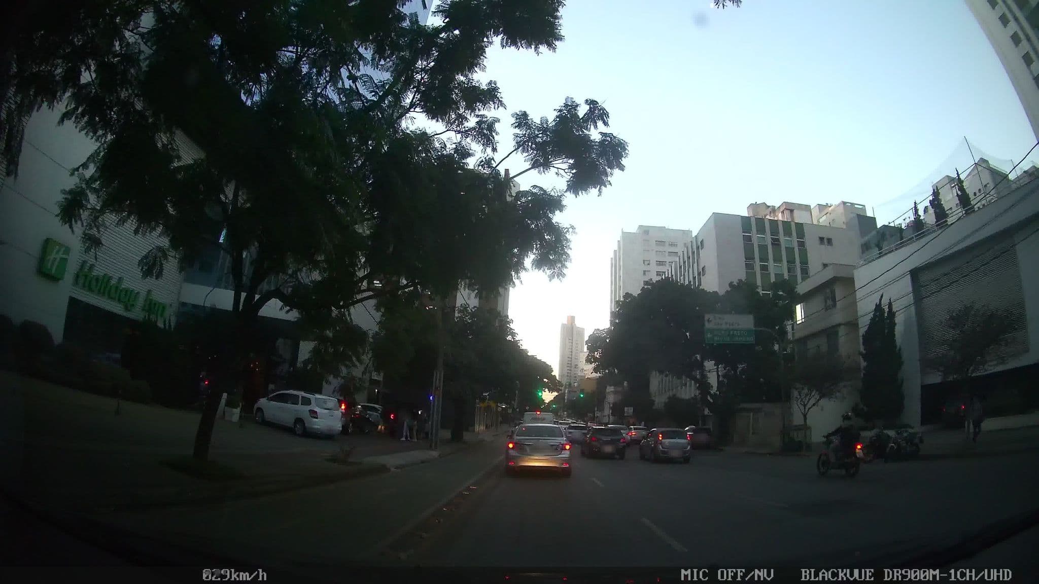 Street view near Hotel Holiday Inn, Belo Horizonte — © kaart_2 (CC BY-SA · Mapillary)