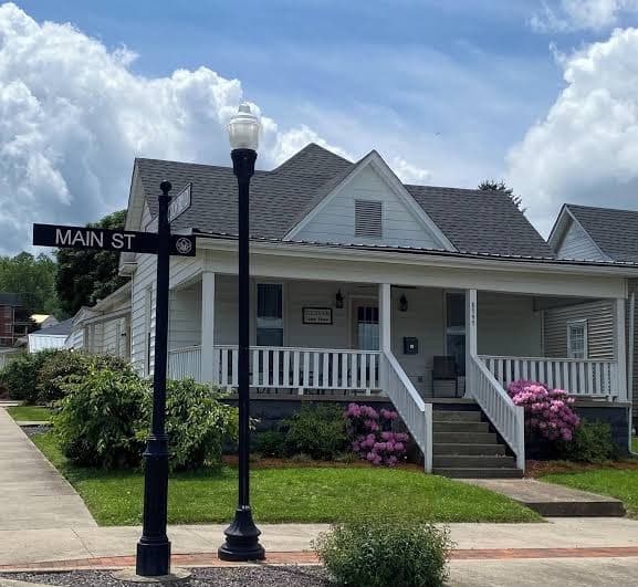 Toliver Guest House, Main Street, spacious, newly remodeled, downtown., Guesthouse in French Lick