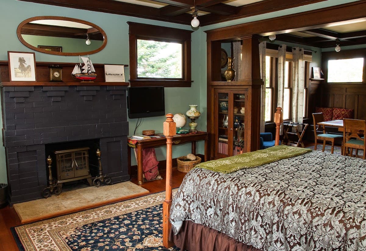 Acanthus Suites @ 460 Argyle Ave, Hotel in Friday Harbor