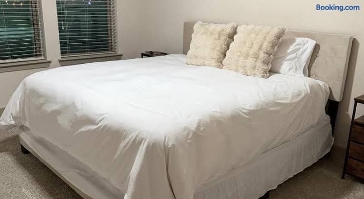 Frisco Stay Cozy 2 Beds Pool Universal kids Resort 5 mins Away! - Entire Place, Resort in Frisco