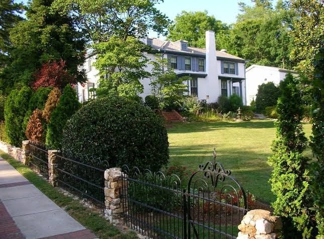 Fuquay Mineral Spring Inn and Garden, Bed & Breakfast in Fuquay-Varina
