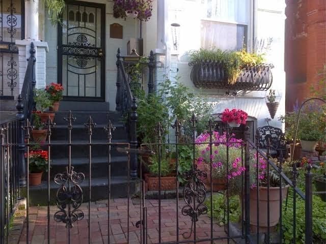 Ledroit Park Renaissance Bed and Breakfast, Bed & Breakfast in Shaw